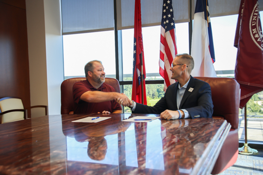 Matt Palmer (left), owner of Big Jake’s restaurants and A&M-Texarkana President Dr. Ross Alexander sign a memorandum of understanding forming a partnership between the university and the Big Jake’s restaurants in Texarkana, Hope, and Ashdown.